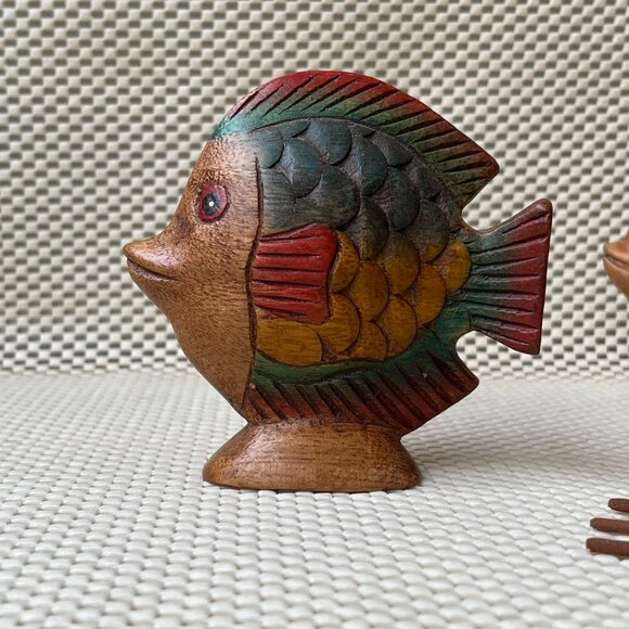 2 Wood Hand Carved Hand Painted Tropical Fishes 4" Tall - Picture 3 of 16